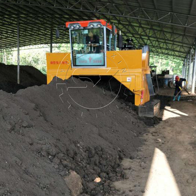 Trasformare il letame animale in fertilizzante biologico con il compost turner da 2400 mm di larghezza di lavoro
